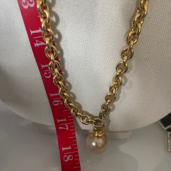 Gold Bold Chain Necklace with Pearl Pendant - Picture 5 of 6